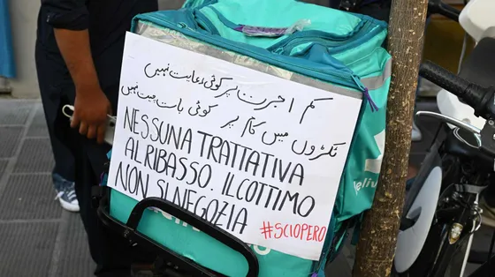 La biciclettata di protesta, oggi a Firenze, per i rider di Glovo e Deliveroo in segno di protesta contro le paghe basse e le modalità di lavoro con caldo estremo