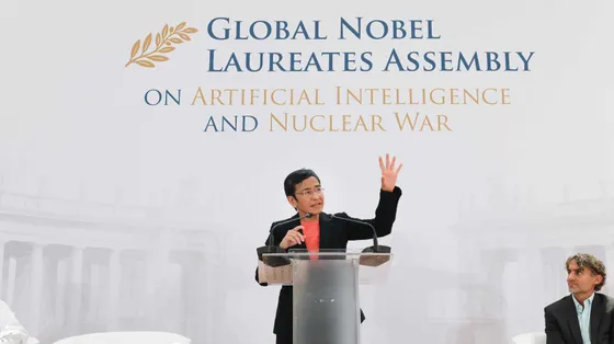 La Nobel per la Pace, Maria Ressa: «Attenti, l'intelligenza artificiale è già usata come un'arma»
