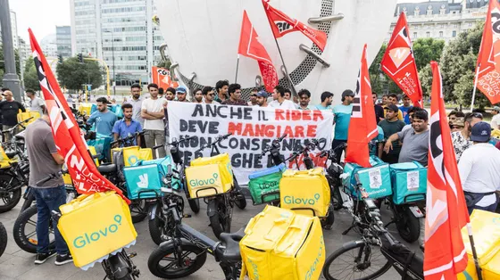 Retribuzioni dimezzate in dieci anni: per i rider di Milano il lavoro è sempre più povero