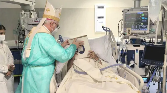 Un momento dell'ordinazione a diacono permanente di Pino Cannavò, ricoverato in terapia intensiva al Policlinico di Catania. A presiedere il rito l'arcivescovo Luigi Renna / DIOCESI DI CATANIA