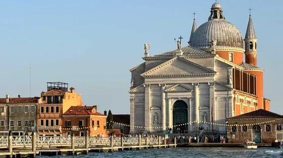 Il ponte galleggiante votivo che unisce la riva delle Zattere allo Spirito Santo con la basilica del Redentore alla Giudecca / PATRIARCATO DI VENEZIA