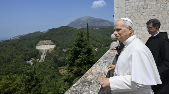 Leone XIV in visita ieri a Montecassino, dove si è fermato in preghiera per la pace sulla tomba di san Benedetto / VATICAN MEDIA