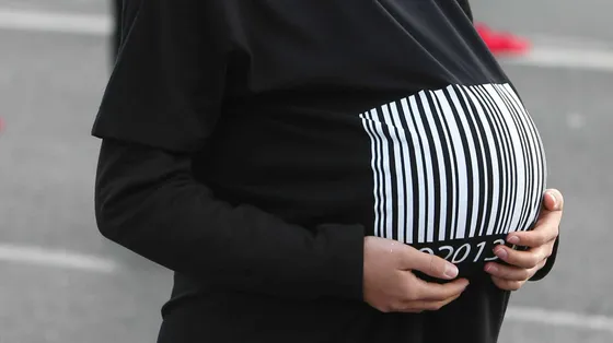 L'aumento del ricorso all'utero in affitto e il rischio dei bambini apolidi