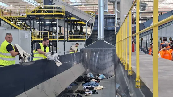 Nuova vita per i vestiti usati: a Prato nasce un hub anti-spreco