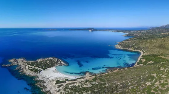 Spiagge protette, ma per chi? Il caso di Punta Molentis e il futuro delle nostre coste tra tutele e divieti