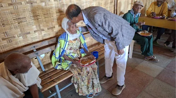 Il filantropo Yemane Teklemariam dà un bacio sulla fronte a un'anziana in un rifugio alla porte di Macallè dove vivono 2mila sopravvissuti alla guerra