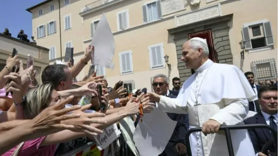 Il Papa a Castel Gandolfo in mezzo ai fedeli riuniti per l'Angelus di ieri, domenica 26 luglio 2026 / VATICAN MEDIA