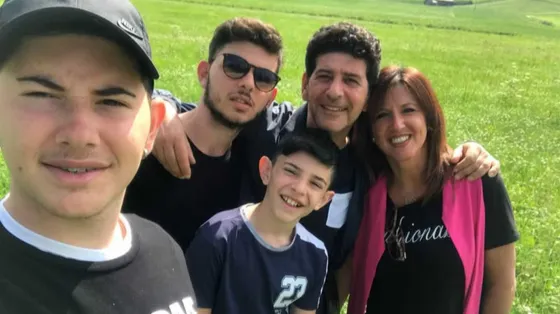 Gino Ciccarelli, al centro, con la moglie Rossana e i figli Paolo, Bruno e Matteo
