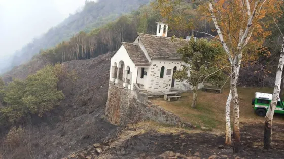 La chiesetta dell'alpe Lut, sopra Premosello nel Verbano Cusio Ossola, risparmiata dalle fiamme