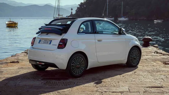 Una bella scoperta: il fascino della Dolce Vita rivive sulla Fiat 500 Hybrid Cabrio