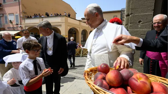 Il Papa tra la gente a Castel Gandolfo / VATICAN MEDIA
