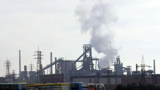 immagine dell'acciaieria ex-Ilva in funzione / ANSA