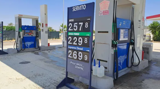 Il prezzo del gasolio non cala abbastanza, malgrado il decreto. Dal Mimit inviate segnalazioni alla Finanza che indagherà