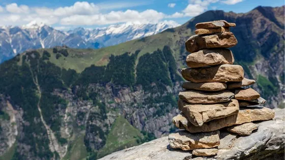 Lo strano caso degli “ometti”: così la montagna perde la strada