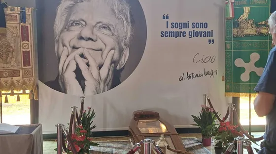 Nella camera ardente di don Mazzi. «La sua eredità è l'amore»