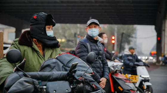 Motociclisti indossano la mascherina a Pechino