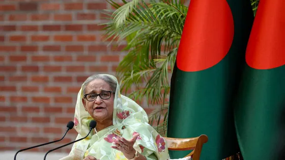 Sheikh Hasina durante un incontro con osservatori e giornalisti stranieri presso la sua residenza a Dacca, in Bangladesh, l'8 gennaio 2024/ REUTERS