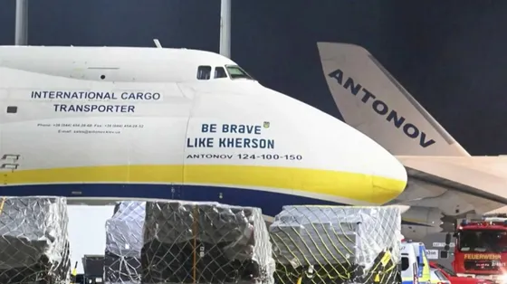 La parte anteriore di un grosso aereo bianco con una striscia di colore blu e azzurro