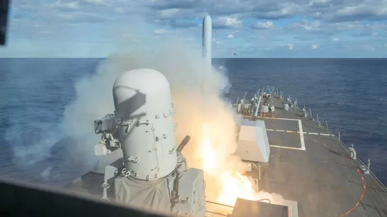 Il cacciatorpediniere lanciamissili USS Bulkeley lancia un missile Tomahawk durante le operazioni a supporto dell'Operazione Epic Fury
