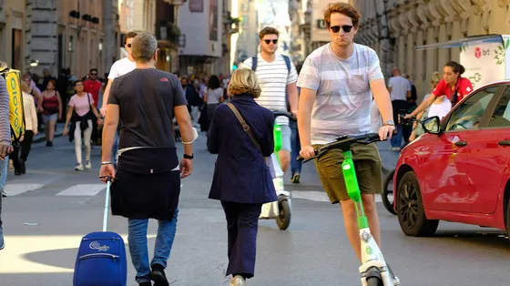 Nelle città italiane si vedono sempre meno monopattini elettrici