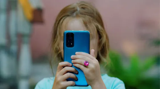 Crescono i profili dei bambini influencer, ma sono arenate le leggi per tutelarli