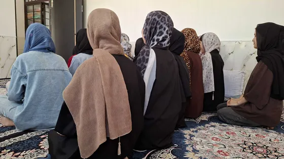 Gul, Mahdia, Leil e le altre: la resistenza delle donne afghane passa dalle scuole invisibili