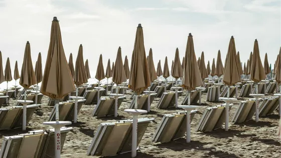 Tornelli e ombrelloni abusivi: cosa c'entra la Bolkestein con le irregolarità in spiaggia