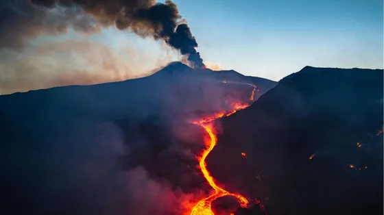 A Catania l'Etna ha fermato tutto: i turisti dormono sulle brandine in aeroporto