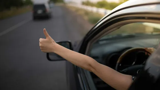 Lampeggi, clacson e gesti: il galateo sconosciuto delle strade d’Europa