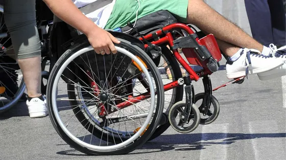 Un ragazzo sulla sedia a rotelle