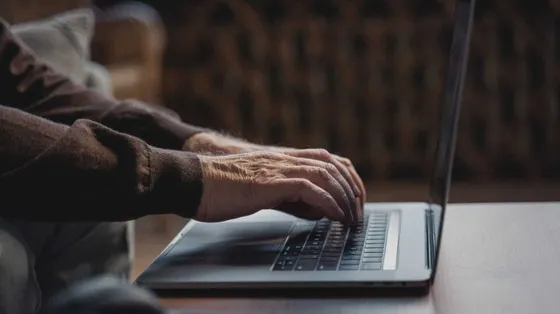 Sanità, banche, servizi: come la rivoluzione digitale ha escluso gli anziani