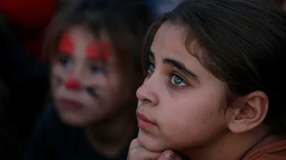 Bambine tra le rovine degli edifici distrutti nel campo profughi di Al Shatea, nella parte occidentale di Gaza City