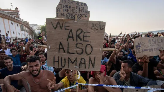 La protesta dei migranti sulla spiaggia di Ceuta