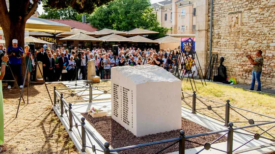 Il cippo con i nomi delle vittime della strage di Vergarolla, a Pola
