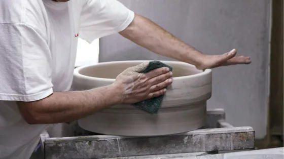 Un operaio della ceramica