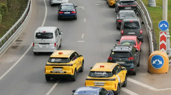 Una fila di macchine, una dietro l'altra