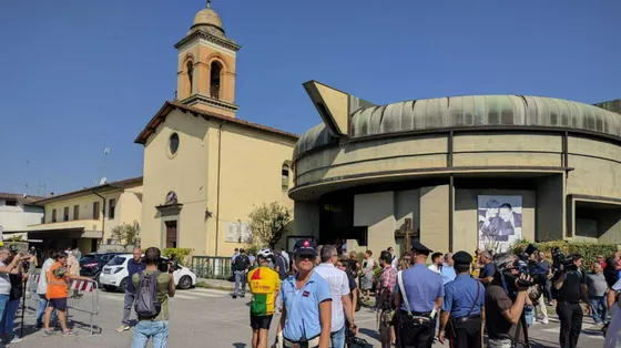 La chiesa di Vicofaro in occasione di uno dei primi sit-in organizzati contro don Massimo Biancalani / ANSA
