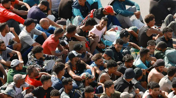 Migranti sulla spiaggia dell'exclave spagnola di Ceuta