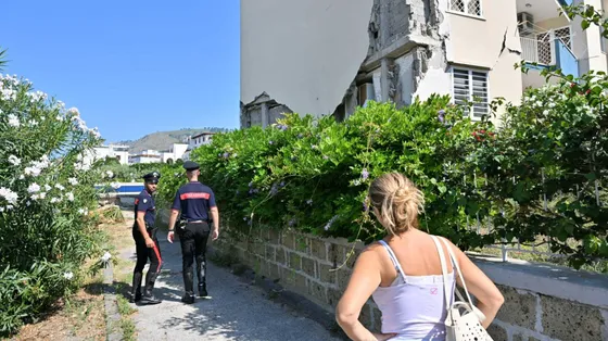 Uno degli edifici lesionati a Pozzuoli / ANSA