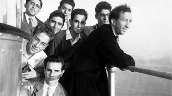 Don Luigi Giussani con alcuni studenti nel settembre 1956 durante la gita della quinta ginnasio del liceo Berchet al faro di Portofino / ANSA