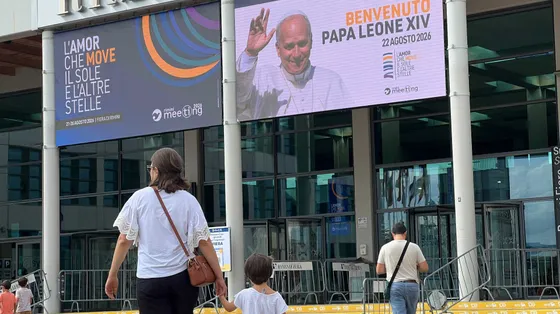 La camminata di un chilometro, le mostre, i bambini: il ritorno del Papa al Meeting (e a San Marino e Rimini)