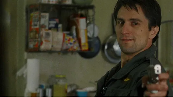 «Are you talking to me?»: la dura legge della strada di Taxi Driver