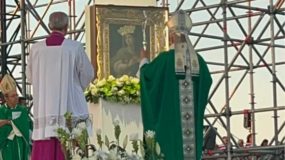 La preghiera del Papa davanti alla Madonna della Misericordia di Rimini dopo la Messa al porto