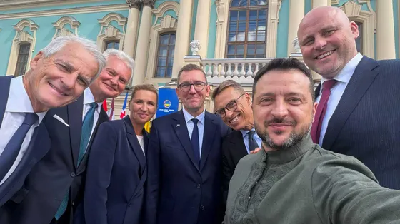 I leader del formato Nordic-Baltic Eight (NB8) si scattano un selfie durante il vertice a Kiev. Da sinistra, il premier norvegese Jonas Gahr Støre, il presidente lituano Gitanas Nausėda, la premier danese Mette Frederiksen, il premier estone Kristen Micha