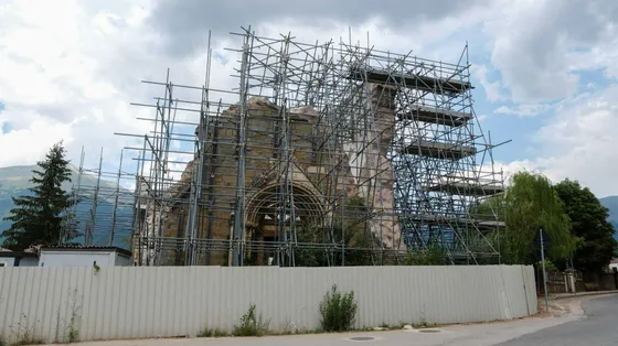 Il cantiere della chiesa di San Francesco, uno dei principali simboli della devastazione del terremoto del 2016
