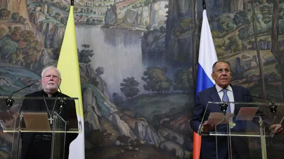 L’arcivescovo Gallagher e il ministro degli Esteri russo Lavrov alla riunione congiunta con la stampa dopo i colloqui a Mosca / ANSA