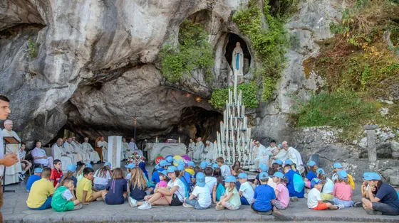 Un gruppo di bambini davanti alla grotta delle apparizioni di Massabielle a Lourdes / UNITALSI