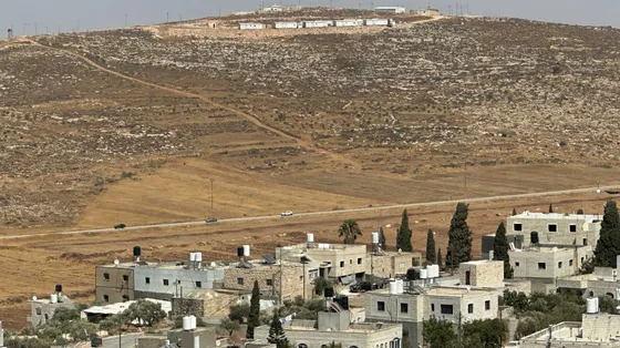 C'è un villaggio palestinese due volte in ostaggio. Dei coloni e dell'esercito israeliano