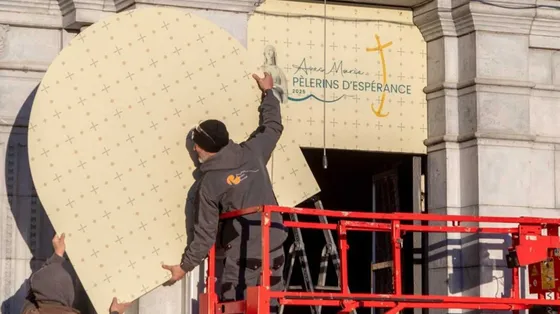 Marzo 2025: al Santuario di Lourdes vengono coperti i mosaici di Rupnik sopra le porte laterali della Basilica del Rosario / SANTUARIO DI LOURDES