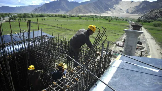 I lavori per la nuova linea ferroviaria nella contea di Qushui, nella zona rurale di Lhasa, in Tibet